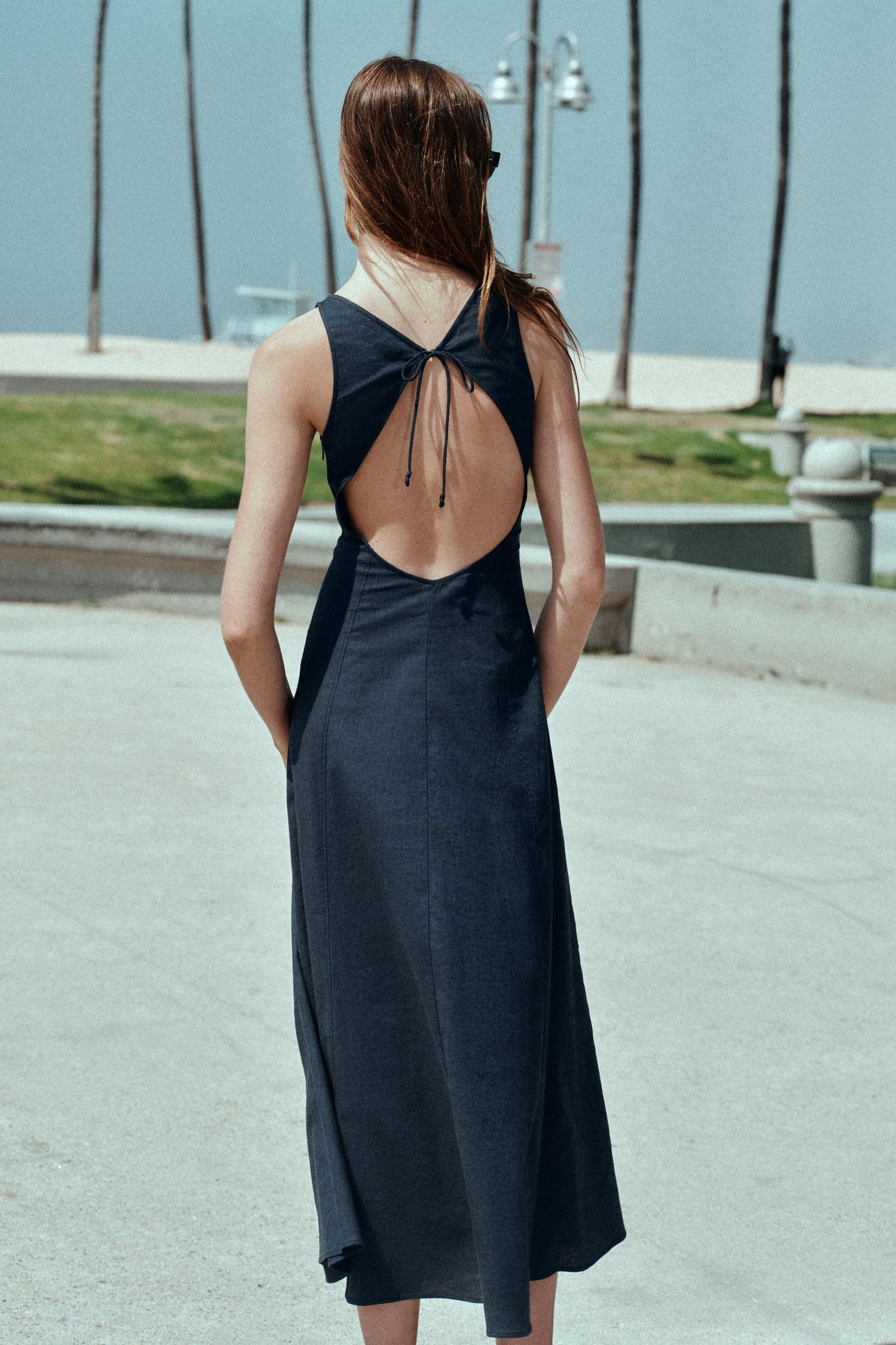 VESTIDO MIDI CON LINO ESPALDA DESCUBIERTA